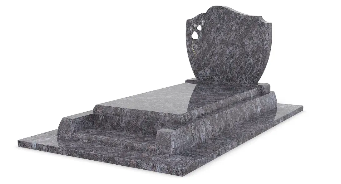 Monument funéraire en granite bleu sombre avec stèle décorée de cœurs gravés.